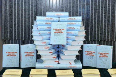 Phổ biến sách của Tổng Bí thư về "ngoại giao cây tre" và đại đoàn kết