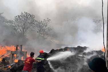 Cháy lớn tại xưởng giặt, sấy bao bì