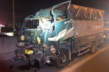 Hai xe tải đâm nhau, 3 người mắc kẹt, một người tử vong