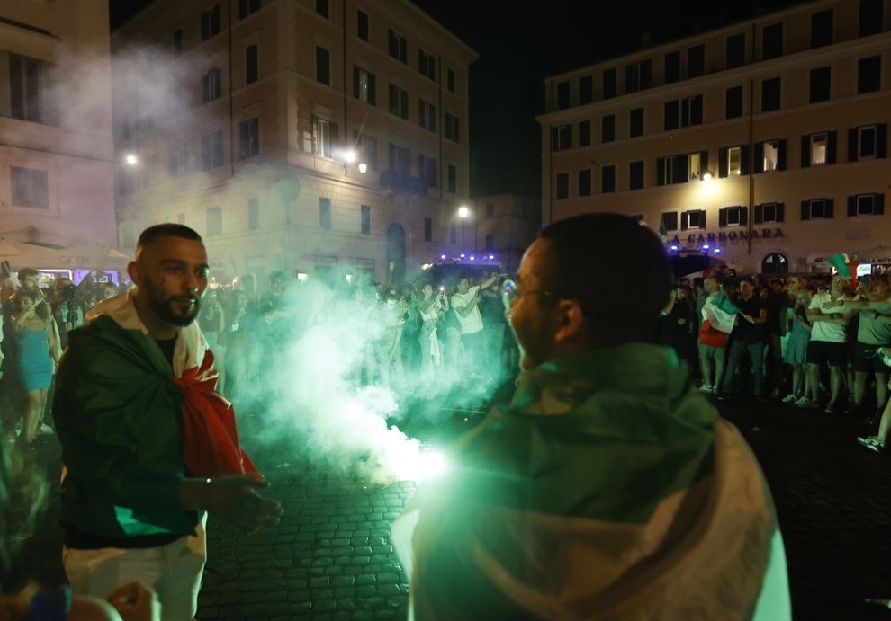 Cổ động viên Italia đi bão ăn mừng đội nhà vô địch Euro - 3 Cổ động viên Italia đi bão ăn mừng đội nhà vô địch Euro - 3
