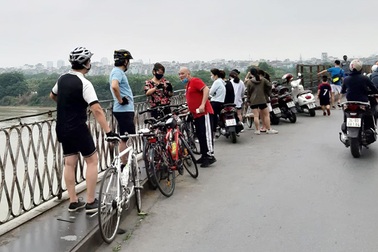 Cầu Long Biên đông đúc người hóng gió, bất chấp lệnh giãn cách xã hội