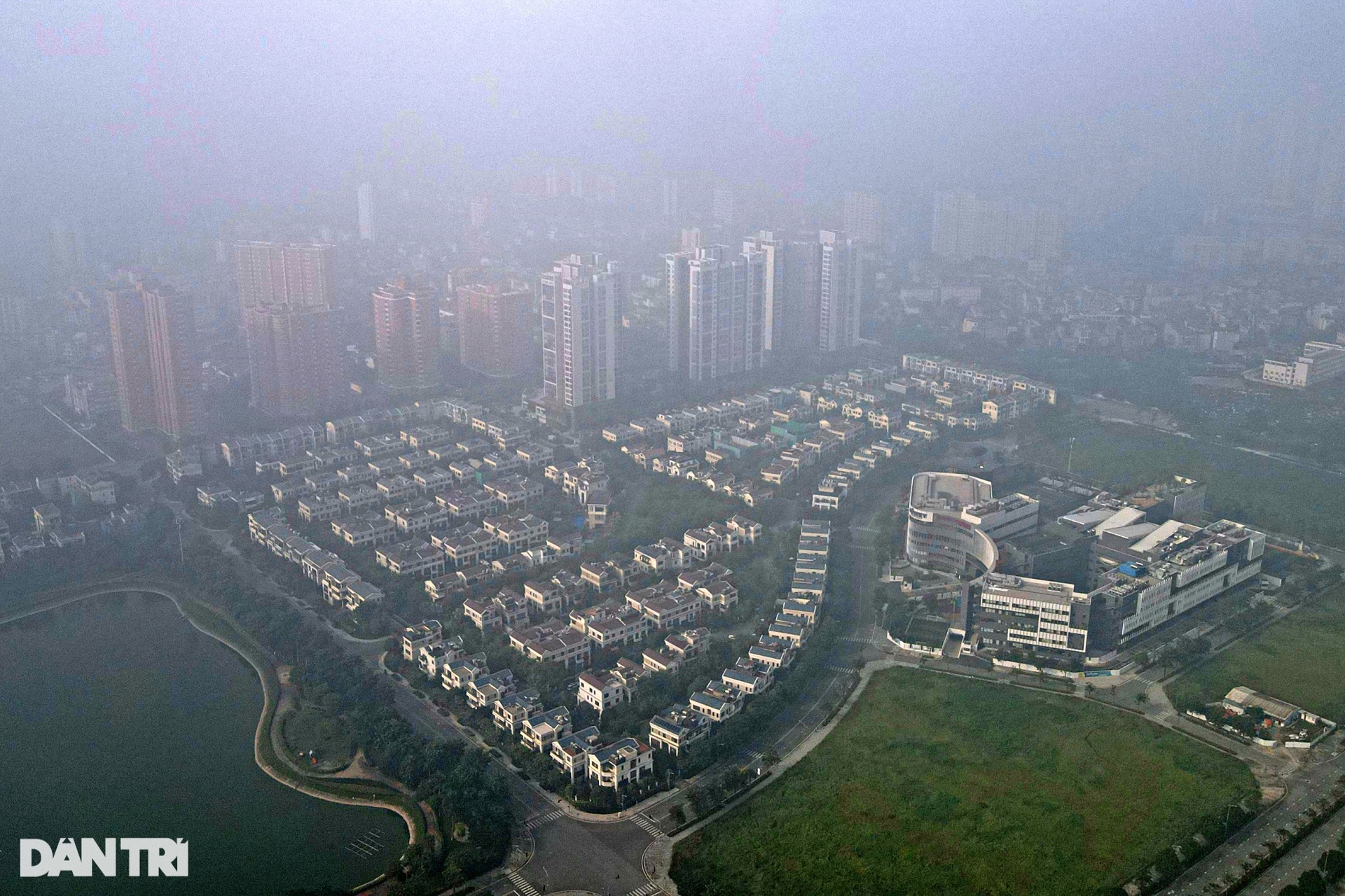 Cảnh báo Hà Nội ô nhiễm không khí, nhiều tòa nhà biến mất trong sương mù - 10 Cảnh báo Hà Nội ô nhiễm không khí, nhiều tòa nhà biến mất trong sương mù - 10