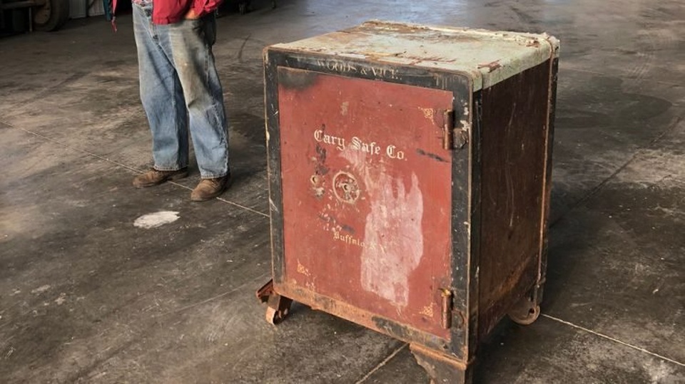 Bất ngờ sở hữu két sắt bí mật nhưng quyết không chịu mở xem - 2 Bất ngờ sở hữu két sắt bí mật nhưng quyết không chịu mở xem - 2