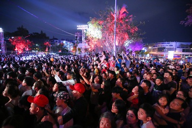 The Garden Mall đông kẹt cứng ngay ngày đầu khai trương