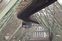 Tuyến tàu "treo ngược" duy nhất thế giới mà không chạm đất, từng chở cả voi