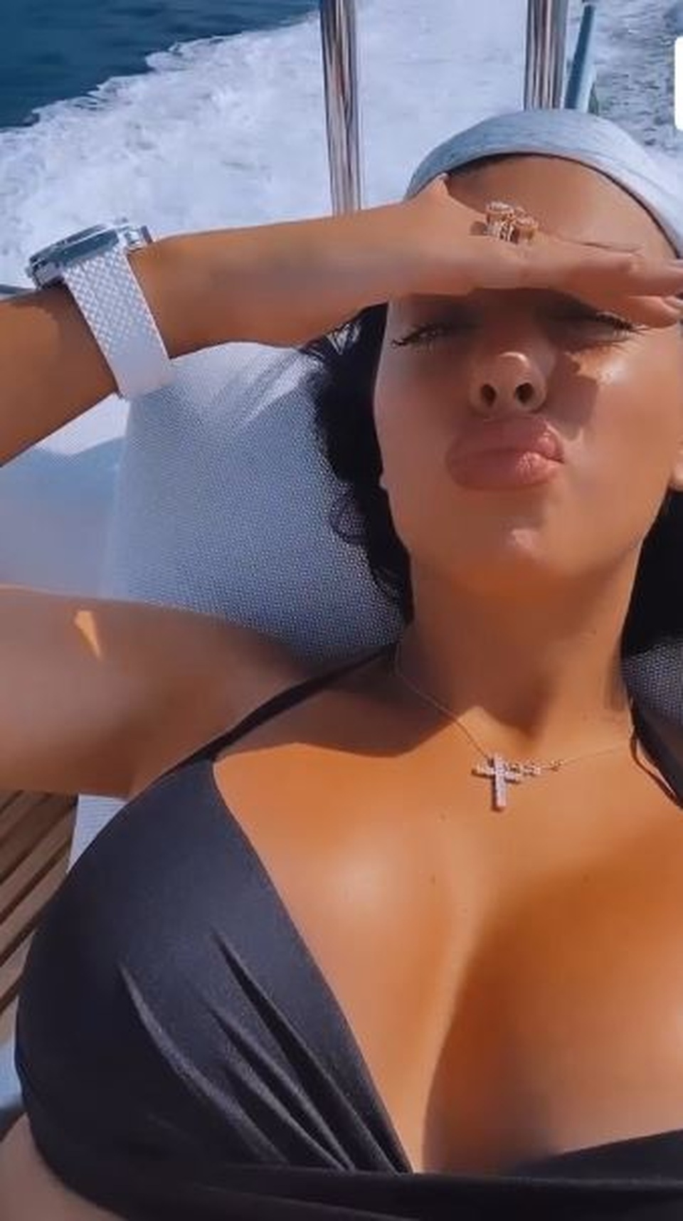 Bạn gái C.Ronaldo diện bikini khoe dáng gợi cảm trên du thuyền - 2 Bạn gái C.Ronaldo diện bikini khoe dáng gợi cảm trên du thuyền - 2