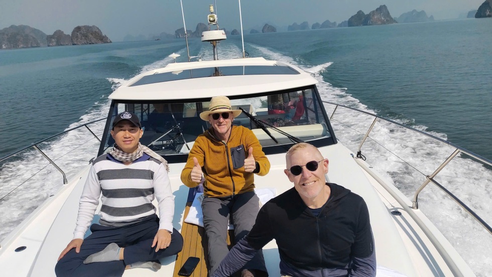 Triệu phú Mỹ đi trực thăng từ Hà Giang đến Vân Đồn, có 100 người hỗ trợ - 3 Triệu phú Mỹ đi trực thăng từ Hà Giang đến Vân Đồn, có 100 người hỗ trợ - 3