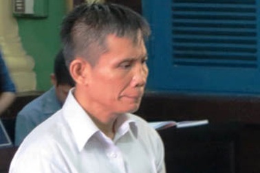 Giết người vì bị từ chối bảo hành cái cửa cuốn