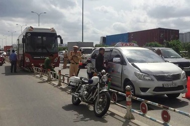 Xe khách gây tai nạn liên hoàn, đường dẫn cao tốc kẹt cứng kéo dài