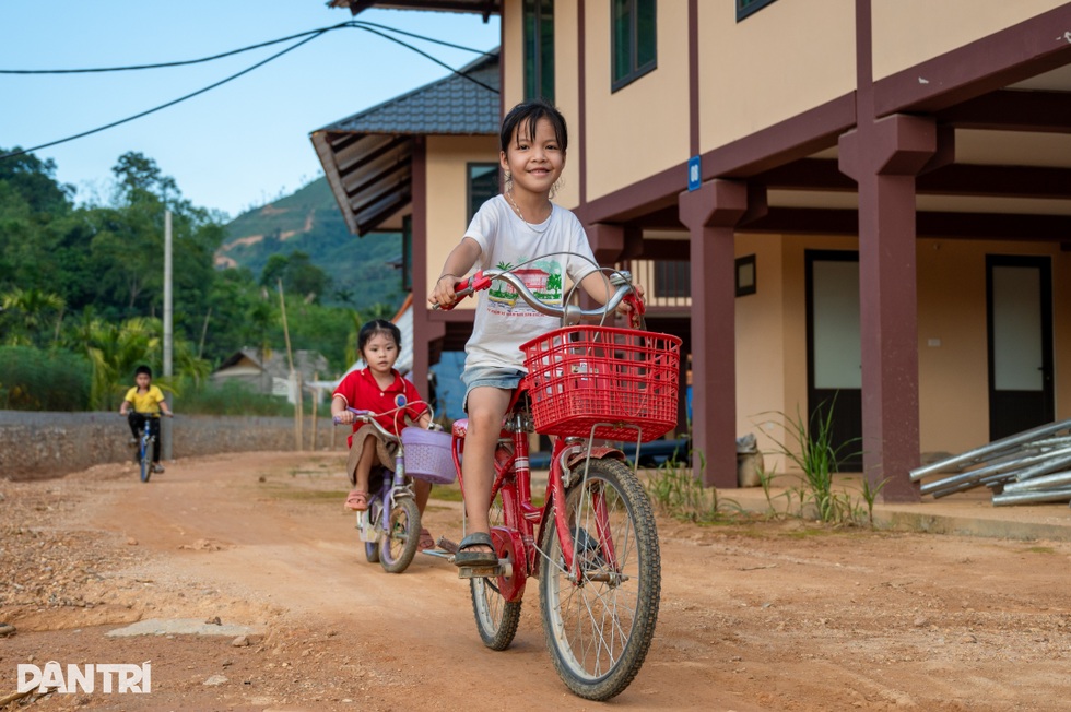 Làng Nủ sau bão: Từ nước mắt tang thương đến nụ cười hồi sinh - 10 Làng Nủ sau bão: Từ nước mắt tang thương đến nụ cười hồi sinh - 10