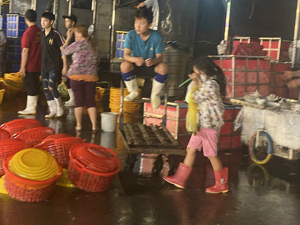 Những đứa trẻ phiêu dạt ở chợ đầu mối - 2 Những đứa trẻ phiêu dạt ở chợ đầu mối - 2
