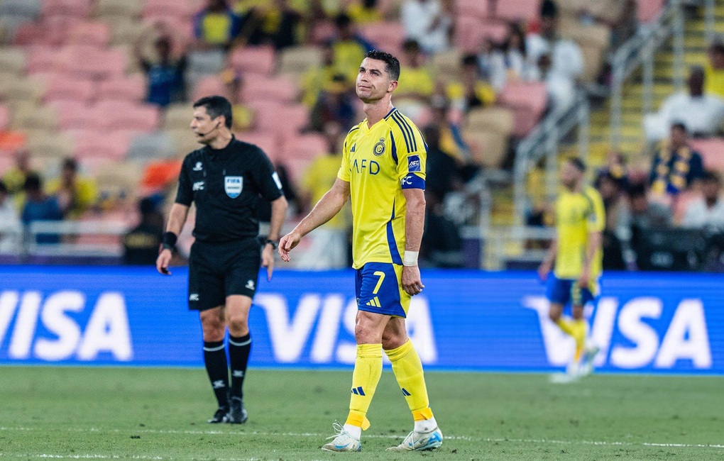 Hành động vô cùng khó hiểu của C.Ronaldo sau khi bị loại - 2 Hành động vô cùng khó hiểu của C.Ronaldo sau khi bị loại - 2