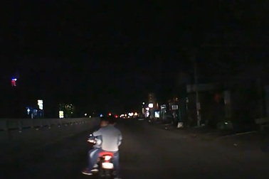 Nhóm thanh niên đi xe máy kẹp 3, lạng lách đe dọa người đi ô tô khai gì?