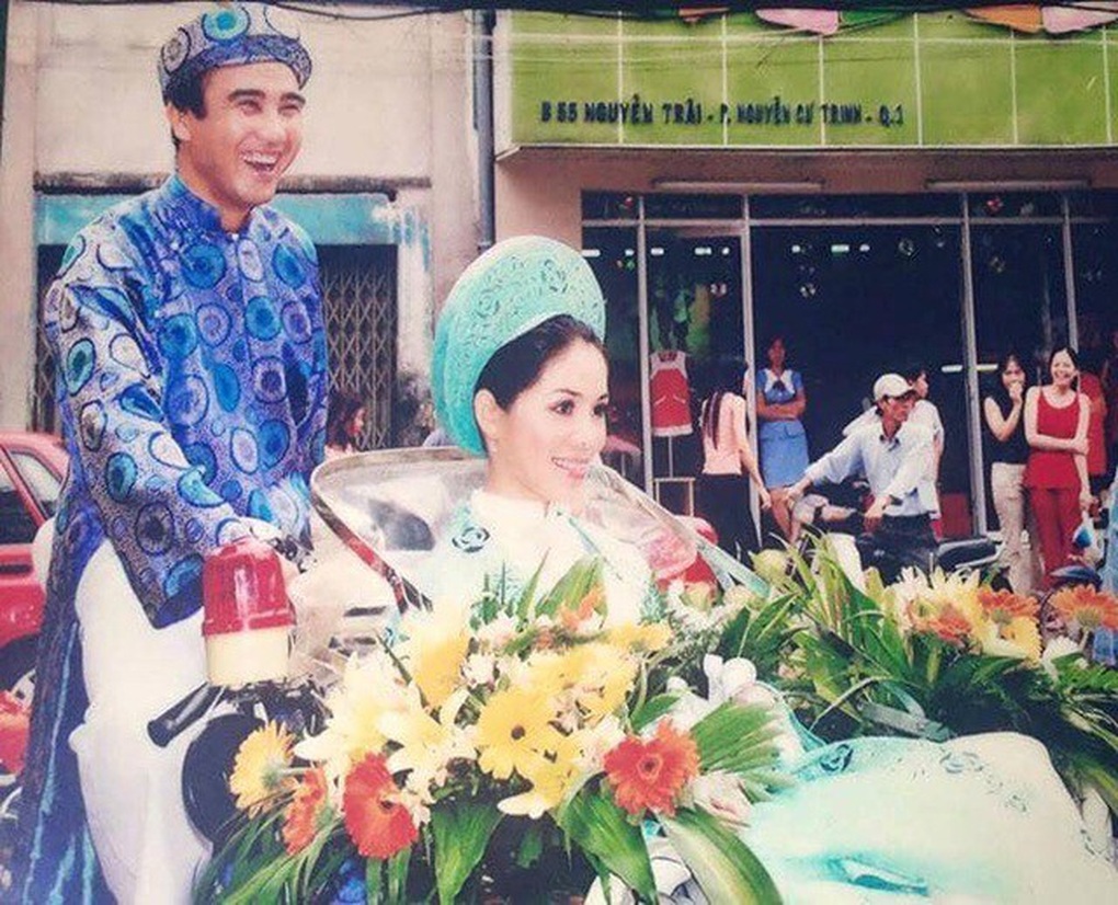 Ảnh Quyền Linh đạp xích lô đón dâu cách đây 17 năm bất ngờ gây bão - 1 Ảnh Quyền Linh đạp xích lô đón dâu cách đây 17 năm bất ngờ gây bão - 1