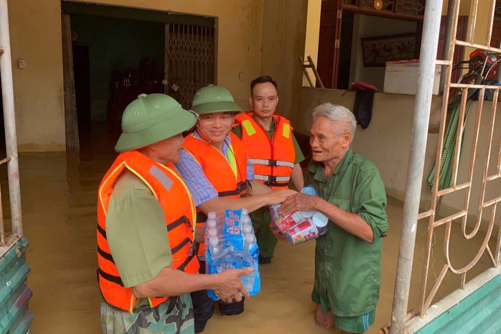 Bác thông tin công an không giúp người dân trong mưa lũ - 1 Bác thông tin công an không giúp người dân trong mưa lũ - 1