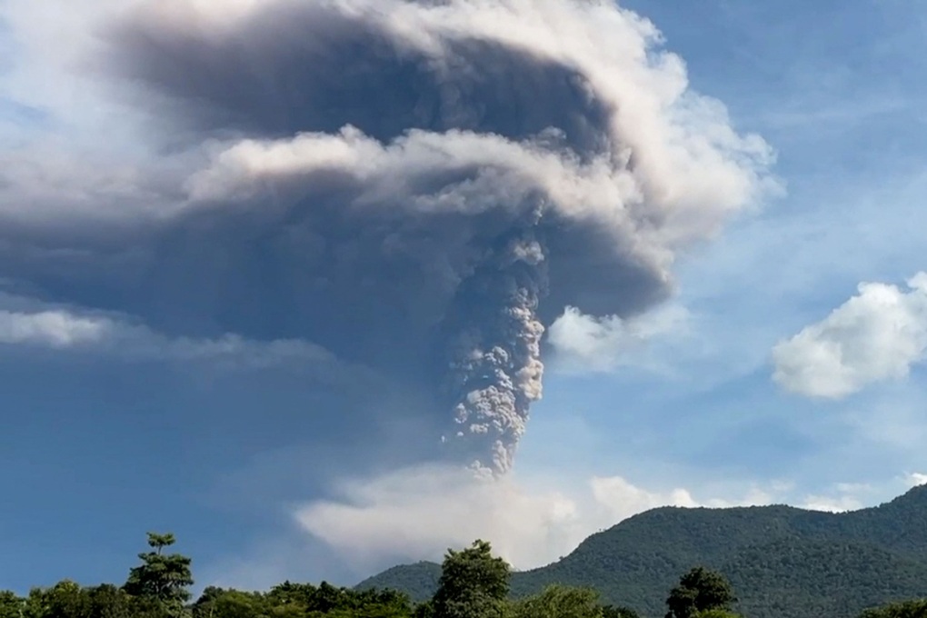 Núi lửa phun tro bụi, Indonesia phát cảnh báo cao nhất - 1 Núi lửa phun tro bụi, Indonesia phát cảnh báo cao nhất - 1