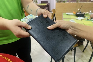 Khách chi li vì Covid-19, thu nhập từ tiền "boa" cũng... liêu xiêu