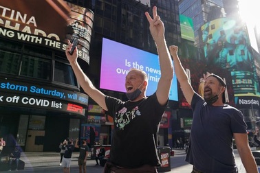 Người ủng hộ xuống đường ăn mừng ông Biden đắc cử