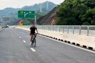 Cao tốc đang thi công, nhiều người cố tình vào thả diều, livestream