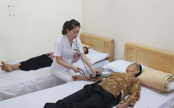 Nhân viên y tế thăm khám sức khỏe cho thân nhân người có công đến điều dưỡng tại Trung tâm.