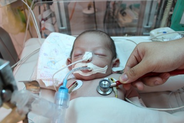 Xin hãy cứu bé trai kháu khỉnh vừa chào đời đã nguy kịch do nhiễm trùng uốn ván