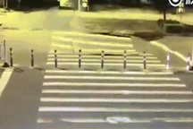 Vừa đi xe máy vừa xem điện thoại, lao thẳng xuống hố tử thần