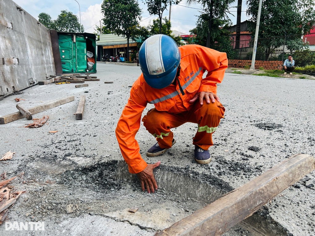 Mặt đường bị lún sau vụ xe đầu kéo chở cuộn tôn lật nhào ở Bình Dương - 2 Mặt đường bị lún sau vụ xe đầu kéo chở cuộn tôn lật nhào ở Bình Dương - 2