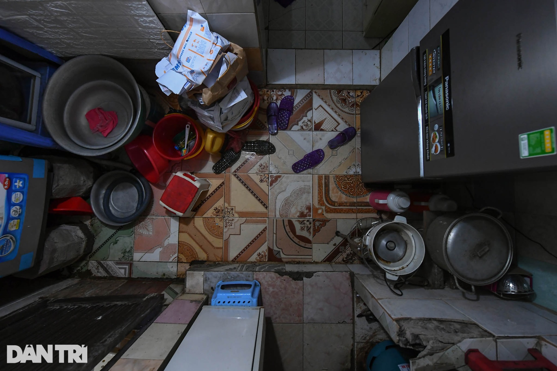 Nhà biến thành hầm ẩm thấp, dột nát tại chung cư tập thể cũ Hà Nội - 5 Nhà biến thành hầm ẩm thấp, dột nát tại chung cư tập thể cũ Hà Nội - 5