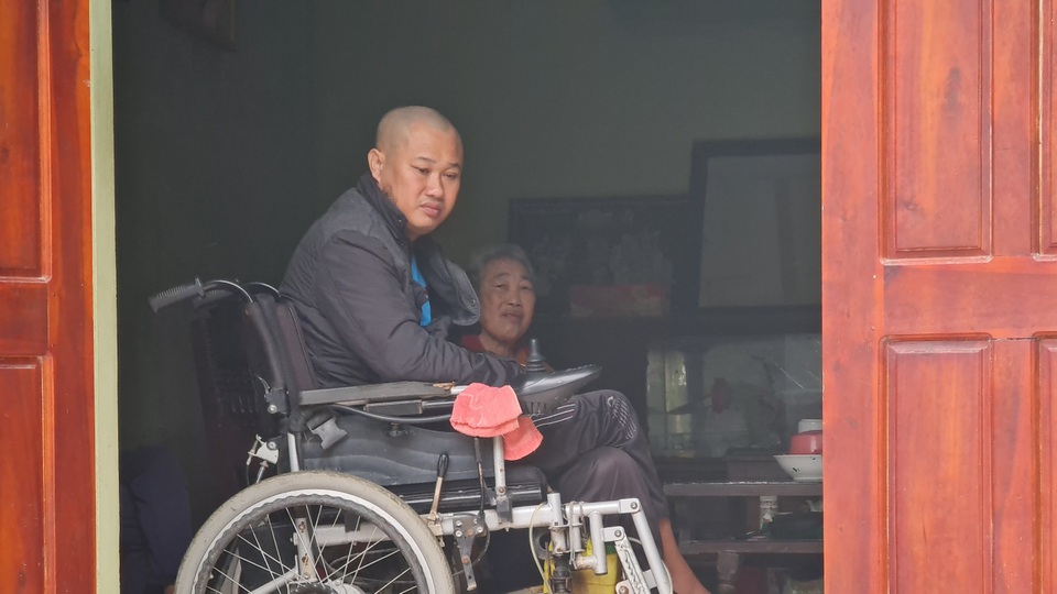 Xót xa cảnh mẹ già chăm con trai liệt nửa người - 3 Xót xa cảnh mẹ già chăm con trai liệt nửa người - 3