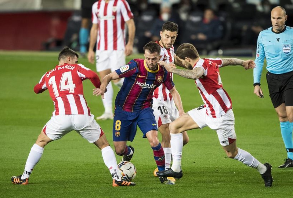 Messi lập siêu phẩm sút phạt, Barcelona soán vị trí của Real Madrid - 12 Messi lập siêu phẩm sút phạt, Barcelona soán vị trí của Real Madrid - 12