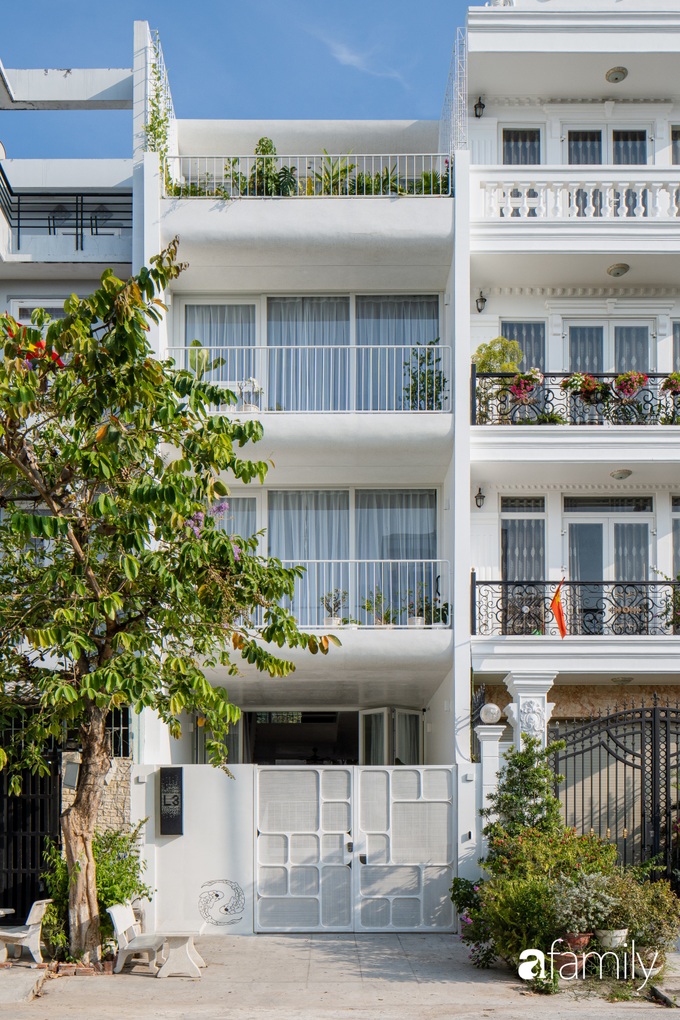 Ngôi nhà 90m2 màu trắng chỉ có bóng nắng và cây xanh ở quận 7, TP. HCM - Ảnh 3. Ngôi nhà 90m2 màu trắng chỉ có bóng nắng và cây xanh ở quận 7, TP. HCM - Ảnh 3.