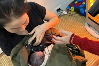 Bé trai sơ sinh còn nguyên dây rốn bị bỏ rơi trước cửa nhà dân
