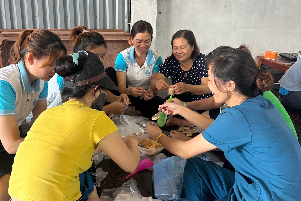 Chủ quán nấu 2 tạ xôi cứu trợ người dân Thái Nguyên bị ngập lụt - 2 Chủ quán nấu 2 tạ xôi cứu trợ người dân Thái Nguyên bị ngập lụt - 2