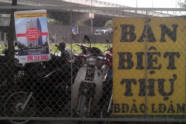 Môi giới nhà đất bám thùng rác, taxi, cột điện