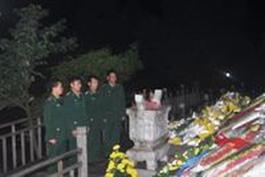  Đêm giao thừa tĩnh lặng bên mộ Đại tướng