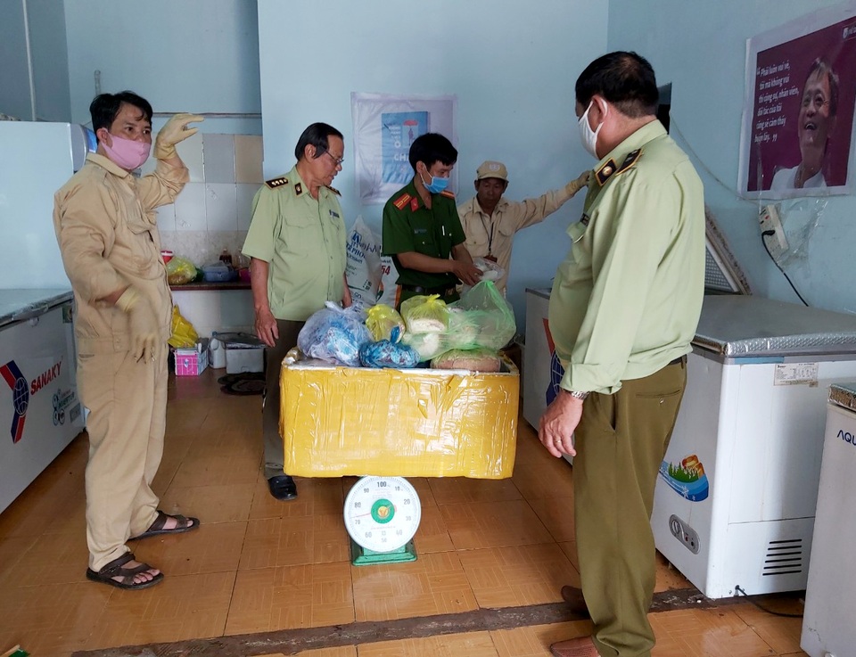 Phát hiện hơn 1,3 tấn thực phẩm không rõ nguồn gốc - 1 Phát hiện hơn 1,3 tấn thực phẩm không rõ nguồn gốc - 1