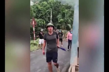 Nhóm người đập phá ô tô, gây náo loạn ở Hòa Bình