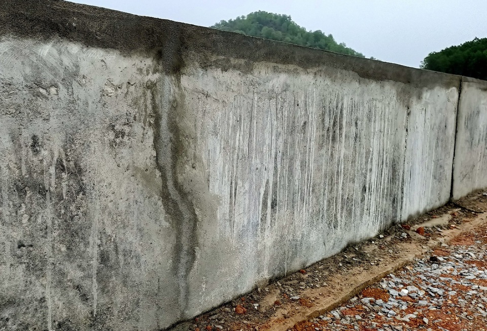 Đập vừa được đầu tư gần 9 tỉ đồng sửa chữa đã nứt - 4 Đập vừa được đầu tư gần 9 tỉ đồng sửa chữa đã nứt - 4