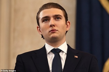 Là con Tổng thống Mỹ, Barron Trump phải "lách luật" để giao tiếp với bạn