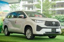 Đại lý bán Innova Cross kèm "lạc" 30-50 triệu đồng để được nhận xe sớm