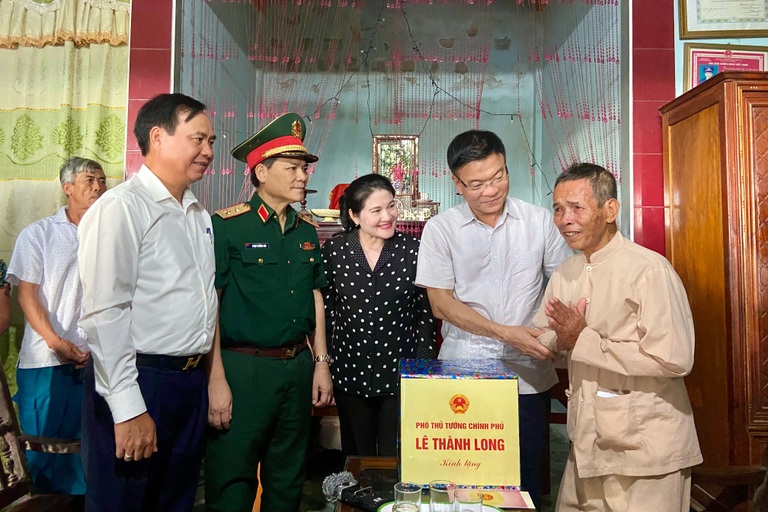 Phó Thủ tướng thăm, tặng quà Mẹ Việt Nam anh hùng, thương binh ở Quảng Trị