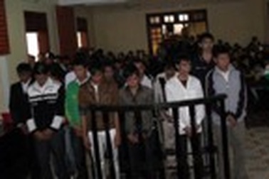 Hơn 25 năm tù cho các đối tượng đốt xe CSGT