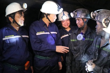 Dưới hầm lò sâu 140 m, Bộ trưởng Lao động hỏi về đời sống của thợ mỏ