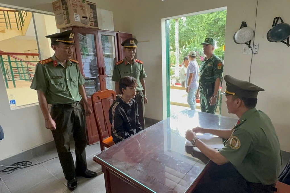 Bắt giữ thanh niên 17 tuổi trốn truy nã tại cửa khẩu quốc tế Hà Tiên - 1 Bắt giữ thanh niên 17 tuổi trốn truy nã tại cửa khẩu quốc tế Hà Tiên - 1