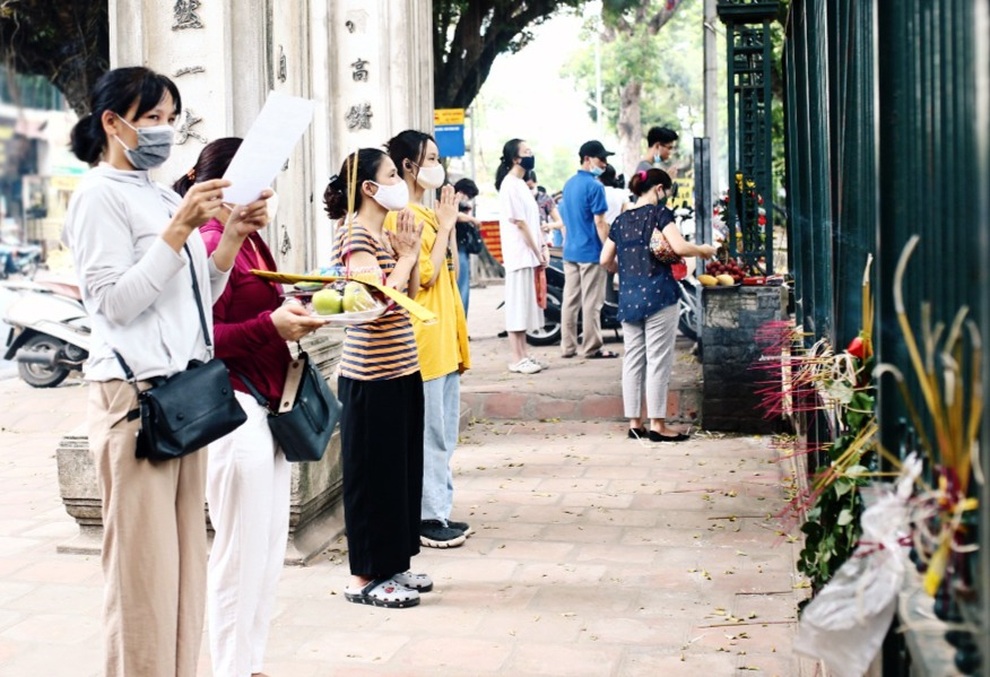 Thí sinh thi tốt nghiệp đặt lễ ngoài đường, vái vọng cầu may trước Văn Miếu - 6 Thí sinh thi tốt nghiệp đặt lễ ngoài đường, vái vọng cầu may trước Văn Miếu - 6