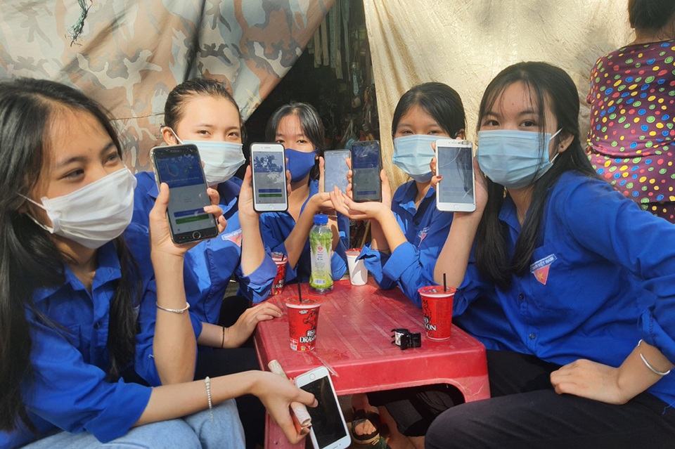 Thanh niên tình nguyện chăm lo thí sinh rẻo cao “no bụng thi tốt - 8 Thanh niên tình nguyện chăm lo thí sinh rẻo cao “no bụng thi tốt - 8
