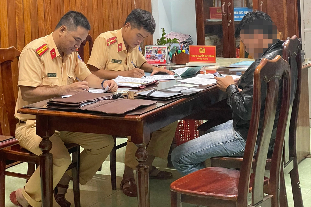Quảng Nam: Tài xế lái ô tô gây tai nạn rồi bỏ chạy - 2 Quảng Nam: Tài xế lái ô tô gây tai nạn rồi bỏ chạy - 2