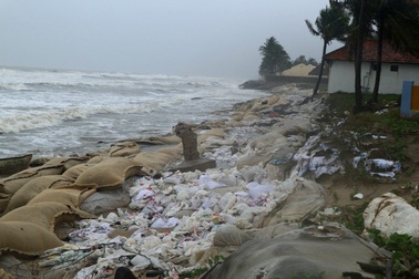 Mưa lớn sạt lở mái ta luy đường sắt, sóng lớn uy hiếp bờ biển Cửa Đại