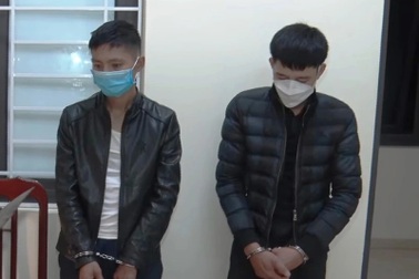 Hai "cẩu tặc" dùng dao tấn công, cướp xe máy bỏ chạy khi bị bủa vây