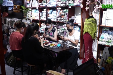 Hội móc len đan “tai giả” gửi tuyến đầu chống dịch Covid-19